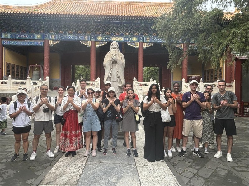 在中國和巴西共迎兩國建交50周年之際，巴西圣保羅州立大學(xué)孔子學(xué)院今年7月成功組織多批、近40名巴西青少年來華進(jìn)行短期訪問交流，圖為訪問團(tuán)成員參加文化體驗(yàn)活動。 巴西圣保羅州立大學(xué)孔子學(xué)院供圖