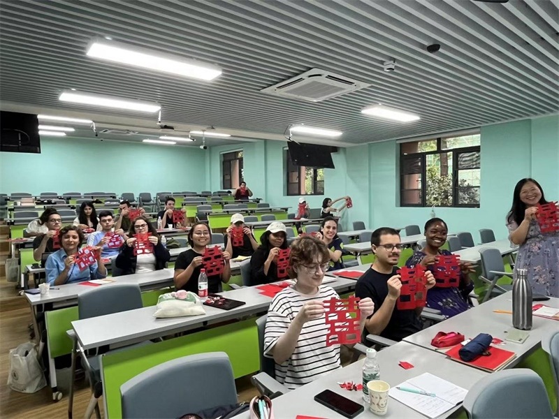 在中國和巴西共迎兩國建交50周年之際，巴西圣保羅州立大學(xué)孔子學(xué)院今年7月成功組織多批、近40名巴西青少年來華進(jìn)行短期訪問交流，圖為訪問團(tuán)成員參加文化體驗(yàn)活動。 巴西圣保羅州立大學(xué)孔子學(xué)院供圖