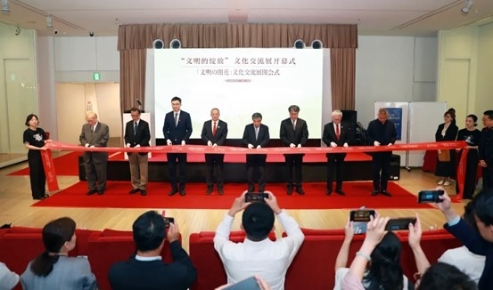 中外嘉賓共同為“文明的綻放”文化交流展開幕式剪彩。中國(guó)外文局國(guó)際傳播發(fā)展中心供圖