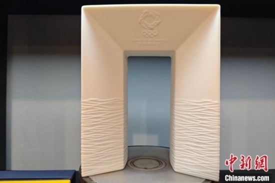 白瓷作品《凱旋尊》巧妙融合了法國與中國最具象征意義的藝術(shù)形式和元素進行再創(chuàng)造。 吳冠標(biāo) 攝