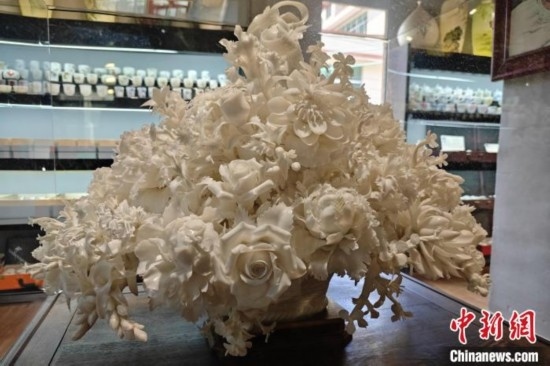 福建德化陶瓷以“白”見長，因白如雪、明如鏡、薄如紙、聲如磬、潤如玉而享譽世界。 吳冠標(biāo) 攝