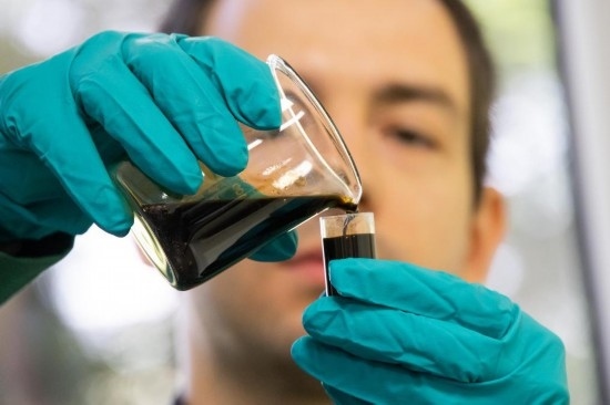 2022年5月24日，在匈牙利薩茲豪隆包陶多瑙河煉油廠，一名工人對(duì)通過(guò)阿德里亞輸油管道運(yùn)達(dá)的原油樣品進(jìn)行質(zhì)量分析。新華社發(fā)（弗爾季·奧蒂洛攝）