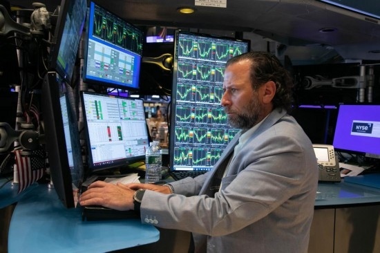 5月3日，交易員在美國紐約證券交易所交易大廳工作。新華社發(fā)（郭克攝）