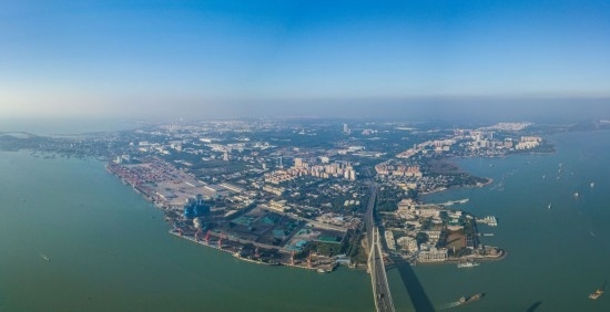 海南自貿(mào)港重點(diǎn)園區(qū)——洋浦經(jīng)濟(jì)開發(fā)區(qū)（2023年12月31日攝，無人機(jī)全景照片）。新華社記者 蒲曉旭 攝