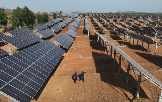 2024年4月16日，工人在河北省石家莊市靈壽縣譚莊鄉(xiāng)程家莊村的“農(nóng)光互補(bǔ)”光伏發(fā)電場巡查（無人機(jī)照片）。新華社記者 楊世堯 攝