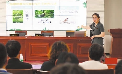 圖②：法官給旁聽群眾講解破壞生態(tài)環(huán)境的危害和法律后果。