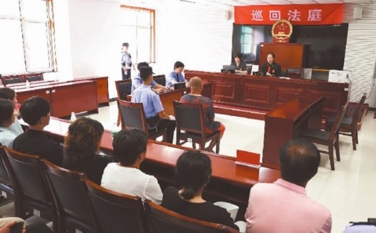 圖①：庭審現(xiàn)場。