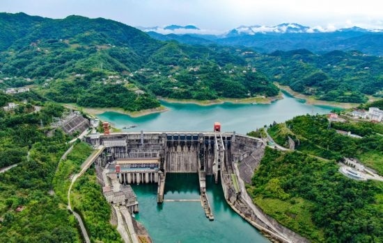 這是陜西安康水電站大壩（2024年6月21日攝，無人機(jī)照片）。新華社記者 蔡湘鑫 攝