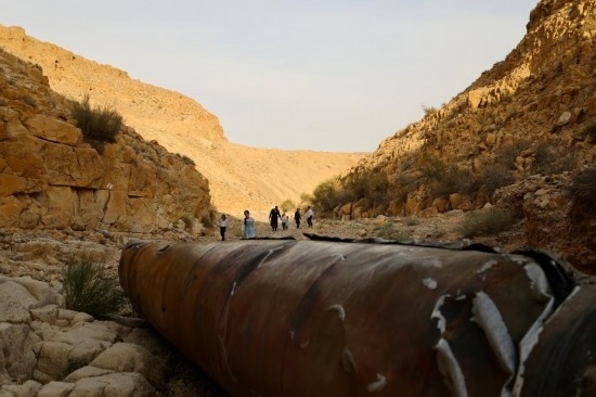 這是4月28日在以色列南部城市阿拉達附近拍攝的伊朗導(dǎo)彈殘骸。新華社發(fā)（賈馬爾·阿瓦德攝）