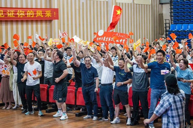 北京時(shí)間7月27日，2024年巴黎奧運(yùn)會(huì)首個(gè)比賽日，在射擊10米氣步槍混合團(tuán)體比賽中，中國(guó)選手黃雨婷/盛李豪獲得金牌。圖為黃雨婷的母校師生們通過(guò)收看奧運(yùn)直播的方式為她加油助威。