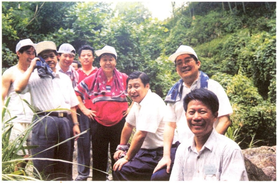 1999年6月，習(xí)近平在福州森林公園參加紀(jì)念毛主席“發(fā)展體育運(yùn)動(dòng)，增強(qiáng)人民體質(zhì)”題詞47周年登山健身活動(dòng)。（資料照片，來(lái)源：《習(xí)近平在福建》（下））