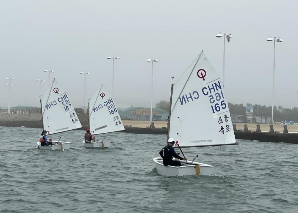 青島市嶗山區(qū)中韓小學(xué)帆船社團進行帆船訓(xùn)練。青島市嶗山區(qū)教育和體育局供圖