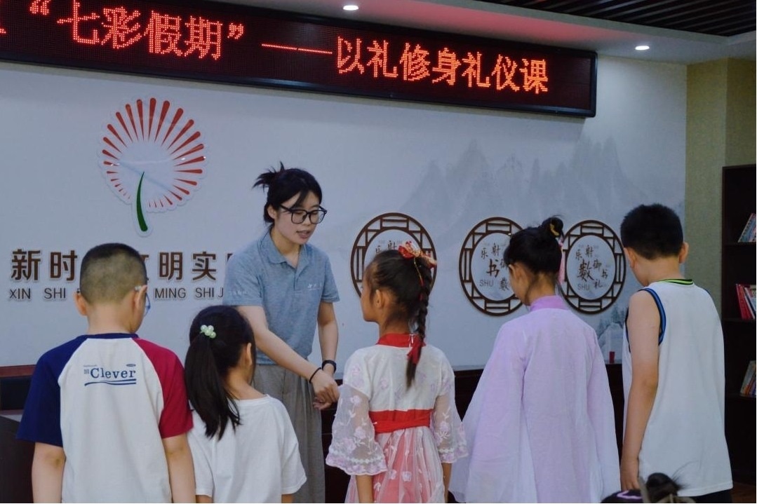 曲阜市小雪街道如意社區(qū)新時代文明實踐站以禮修身禮儀課。謝婉瑩 攝