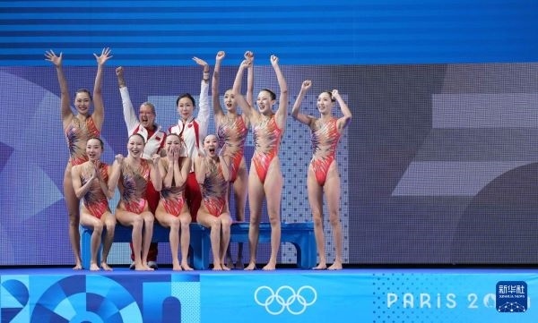 北京時(shí)間8月8日凌晨，巴黎奧運(yùn)會(huì)花樣游泳集體項(xiàng)目的最后一項(xiàng)比賽集體技巧自選在巴黎奧林匹克水上運(yùn)動(dòng)中心舉行。中國(guó)隊(duì)奪得花樣游泳集體項(xiàng)目金牌。圖為中國(guó)隊(duì)在比賽后慶祝奪冠。新華社記者 薛宇舸 攝