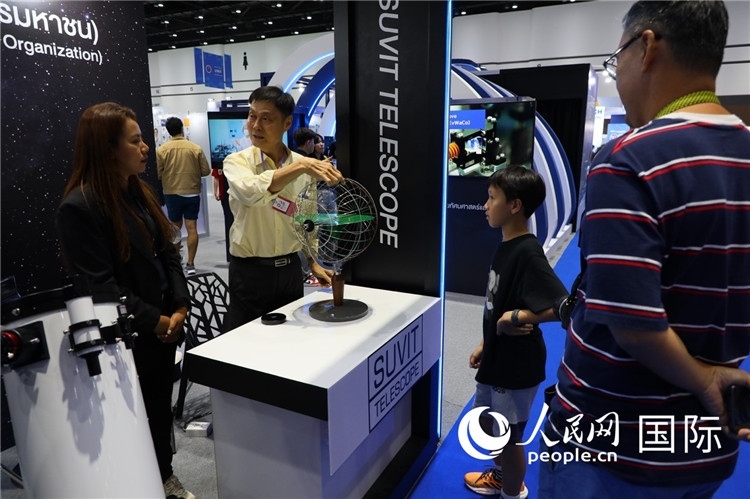 專家向觀眾講述航天知識。人民網(wǎng)記者簡承淵攝。