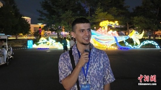 圖為外籍青年李浩然接受采訪。曹淼欣 攝