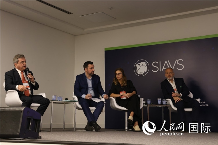 巴西動(dòng)物蛋白協(xié)會(huì)高層管理人員在展覽會(huì)舉辦前接受外國(guó)記者采訪。 人民網(wǎng)記者 時(shí)元皓攝