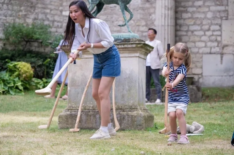 小朋友體驗(yàn)捶丸游戲。巴黎