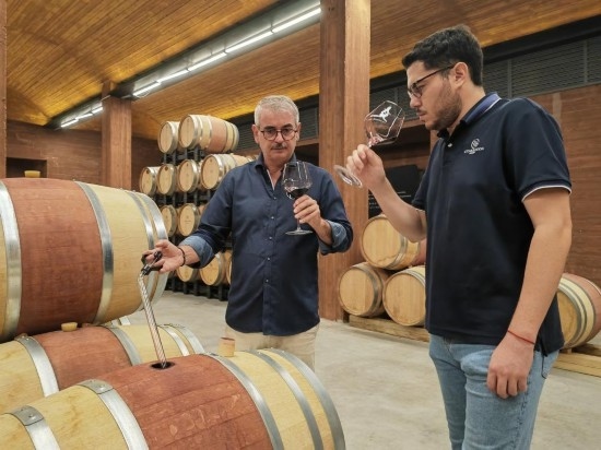  8月7日，尼古拉·格里馬（左）與同事在酒窖中。新華社記者 劉海 攝