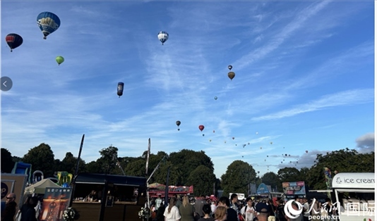 布里斯托國際熱氣球節(jié)現(xiàn)場(chǎng)。人民網(wǎng)記者 余穎攝