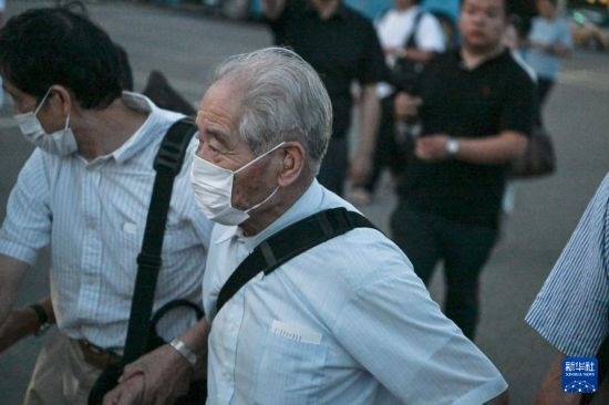 8月12日晚，侵華日軍第七三一部隊(duì)（簡稱“731部隊(duì)”）“少年隊(duì)”原隊(duì)員清水英男，乘機(jī)抵達(dá)哈爾濱。新華社記者 王松 攝