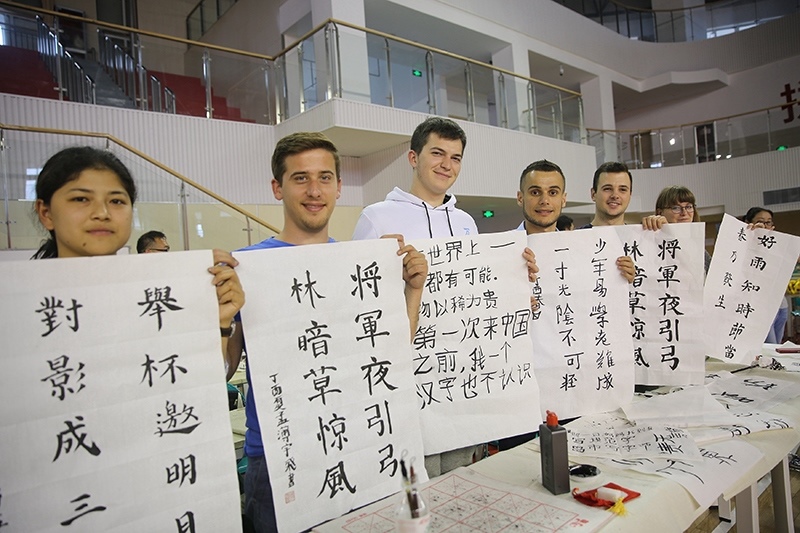 2017年6月5日，來自青島大學和中國石油大學（華東）的外國留學生在展示現(xiàn)場完成的書法作品。