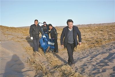 徐先英（右一）帶隊(duì)在沙漠腹地試驗(yàn)新型手扶式小沙障機(jī)。受訪者供圖