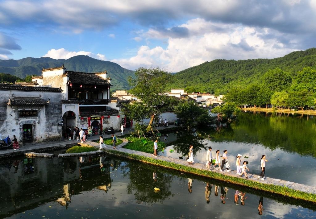 2024年7月7日，游客在安徽省黃山市黟縣宏村游玩。新華社記者杜宇攝