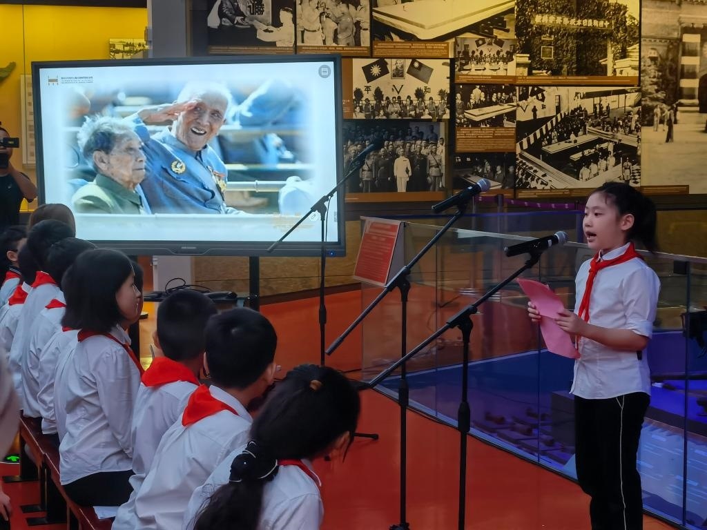 南京市科睿小學二年級學生章若初為大家講述抗戰(zhàn)老兵手印的故事。 新華社記者 邱冰清 攝