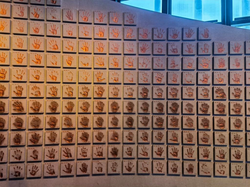 圖為侵華日軍南京大屠殺遇難同胞紀念館“三個必勝”展廳排列的648個鮮紅的手?。ň植浚Ｐ氯A社記者 邱冰清 攝