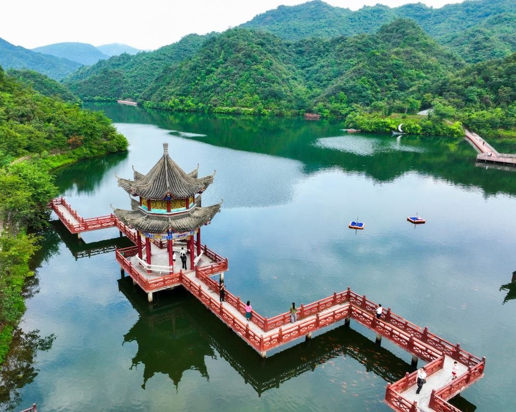 2024年8月11日，游客在湖南省雙牌縣陽明山國家森林公園萬和湖休閑游玩。新華社發(fā)（周秀魚春攝）