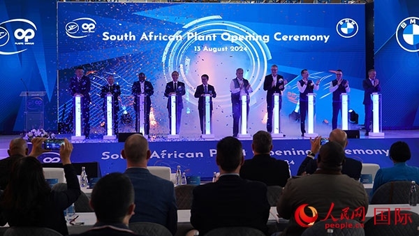 嘉賓點(diǎn)亮燈柱。人民網(wǎng) 張茜攝