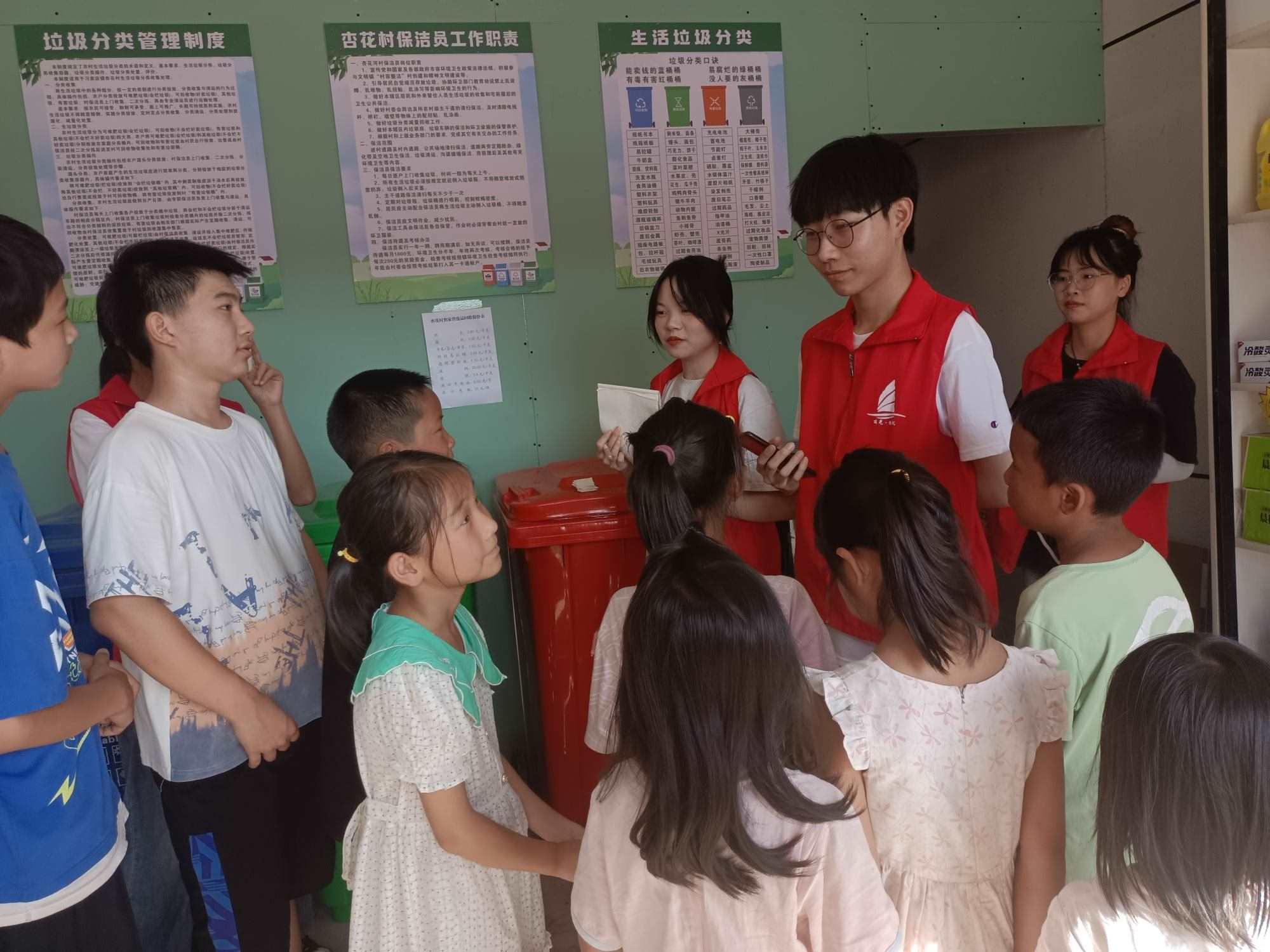 “小水滴”志愿服務隊進校園宣講環(huán)保內容