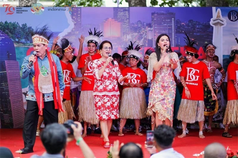 大使夫婦與演員一起共唱《明天會更好》。