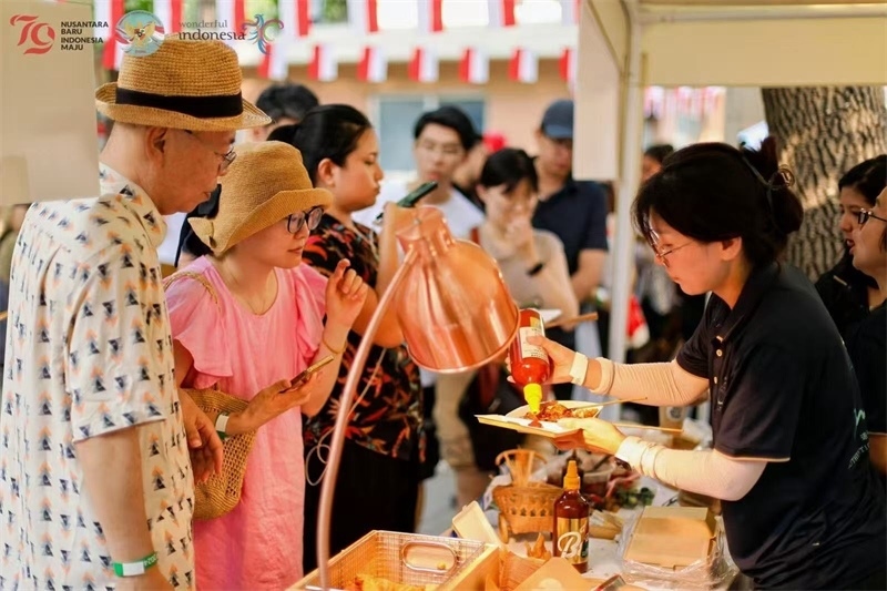 游客品嘗傳統(tǒng)印尼美食。