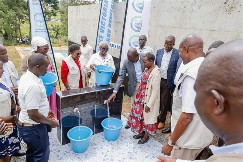 肯尼亞總統(tǒng)魯托考察南迪山供水項(xiàng)目設(shè)備運(yùn)行情況。中鐵十局供圖