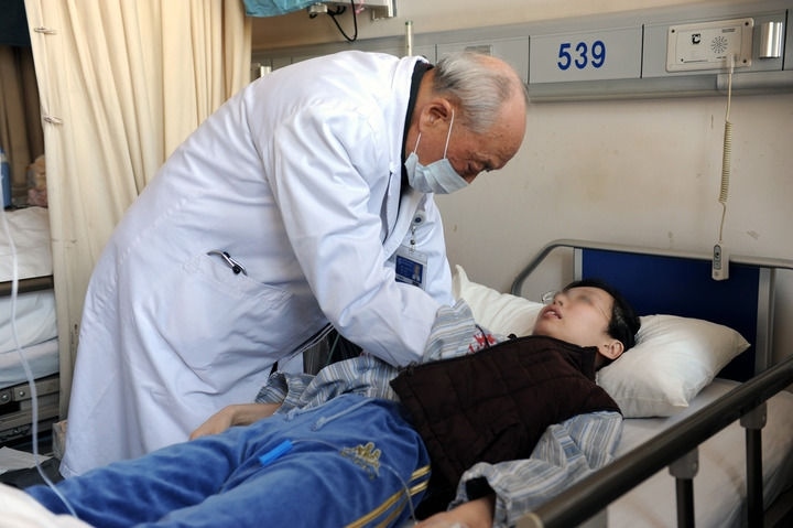 瑞金醫(yī)院終身教授王振義在上海瑞金醫(yī)院為病人看?。ㄙY料照片）。 新華社發(fā)