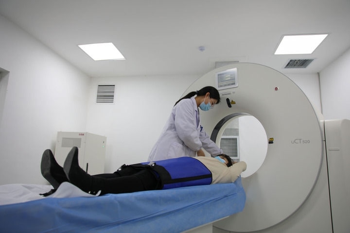 2023年3月2日，安徽省合肥市包河區(qū)煙墩街道社區(qū)衛(wèi)生服務(wù)中心的醫(yī)護人員為患者進行CT檢查。 新華社記者 曹力 攝