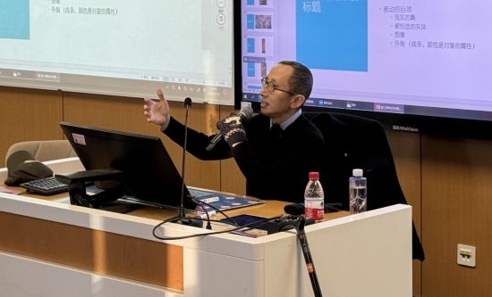 從去年秋天起，還在治療中的朱銳就堅(jiān)持給本科生開課。（受訪者供圖）