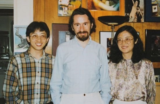 1992年，朱銳（左）赴美國(guó)杜蘭大學(xué)攻讀心靈哲學(xué)與認(rèn)知科學(xué)，師從心靈哲學(xué)和認(rèn)知科學(xué)家Radu Bogdan（中），右為朱銳師姐、北師大教授田平。