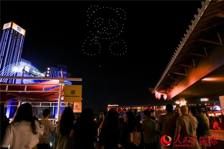 當(dāng)?shù)孛癖娪^看無人機(jī)表演。人民網(wǎng)記者 宋亦然攝