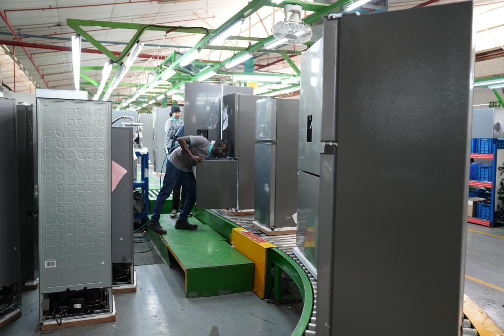 8月14日，在南非開普敦，當(dāng)?shù)貑T工在海信南非工業(yè)園的冰箱生產(chǎn)線上工作。新華社記者王雷攝