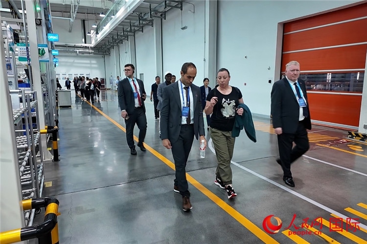 駐華外交官和國際組織駐華代表參觀億華通動力科技有限公司生產(chǎn)車間。人民網(wǎng)記者 方童攝