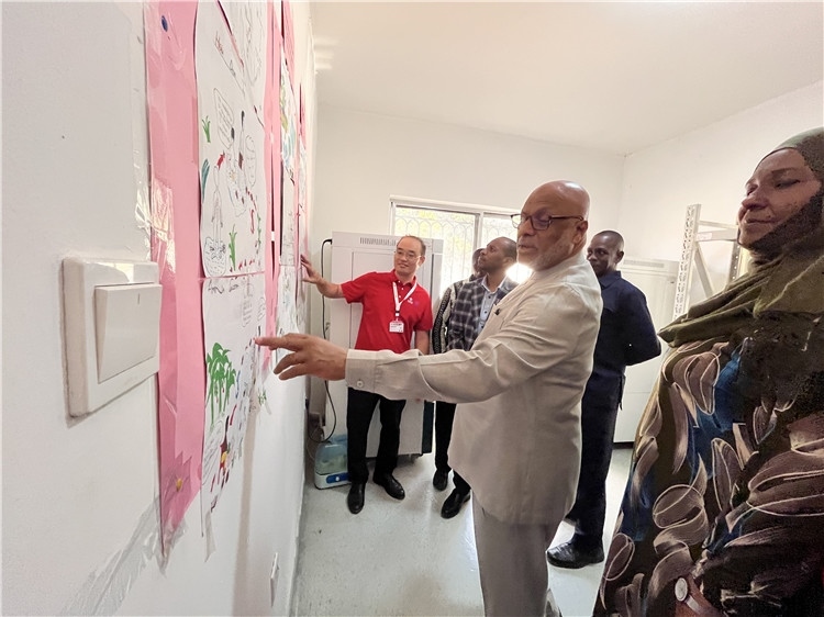 坦桑尼亞桑給巴爾衛(wèi)生部部長(zhǎng)馬茲伊參觀(guān)科普室。專(zhuān)家組供圖