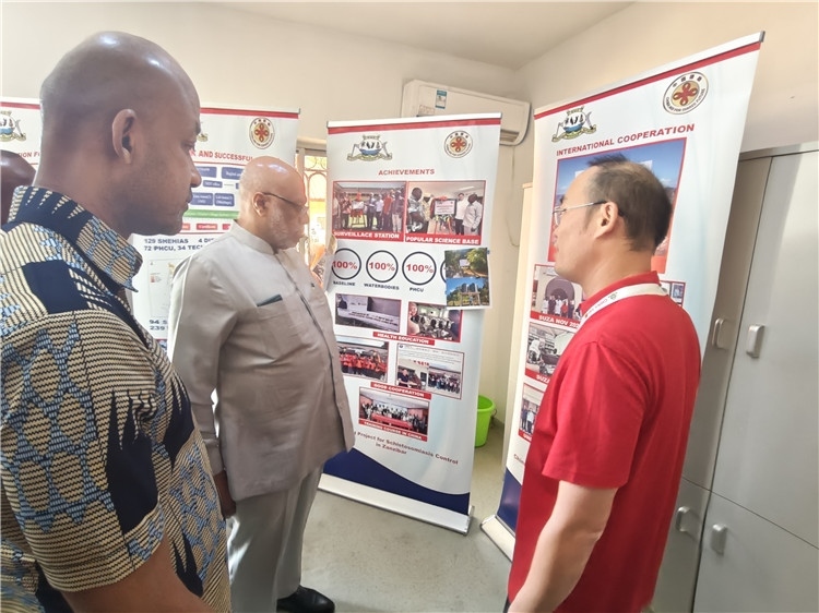 中方專(zhuān)家組組長(zhǎng)黃玉政介紹項(xiàng)目進(jìn)展。專(zhuān)家組供圖