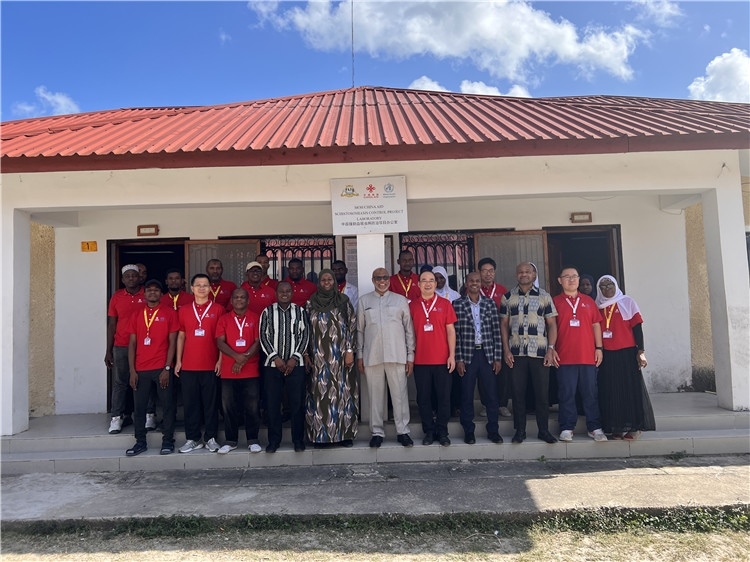 坦桑尼亞桑給巴爾衛(wèi)生部部長(zhǎng)馬茲伊與中方專(zhuān)家組及非方工作人員合影。專(zhuān)家組供圖