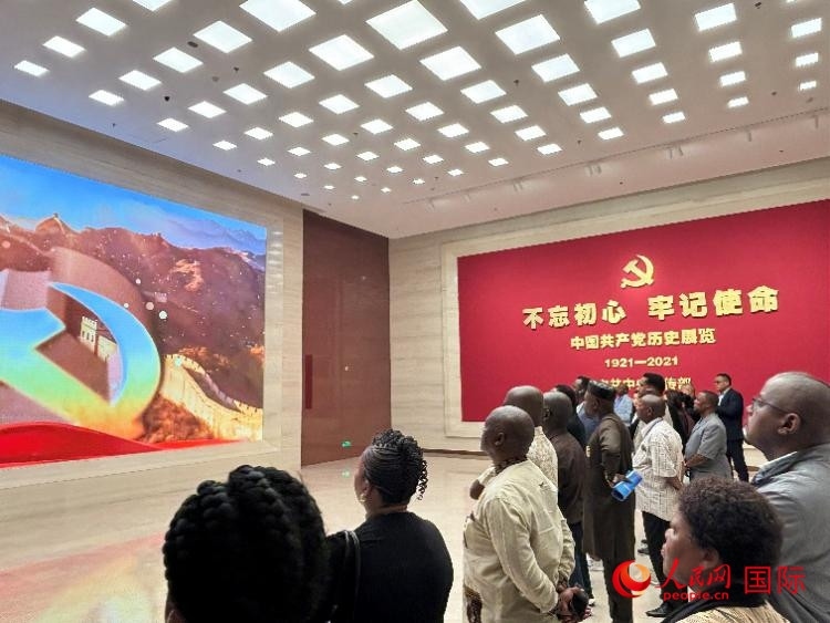 代表團(tuán)參觀“不忘初心 牢記使命”中國共產(chǎn)黨歷史展覽。人民網(wǎng) 曹欣悅攝