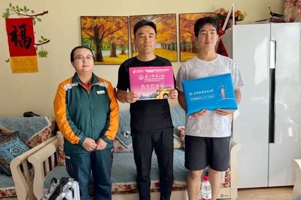 劉傲寒父子收到錄取通知書。北航供圖