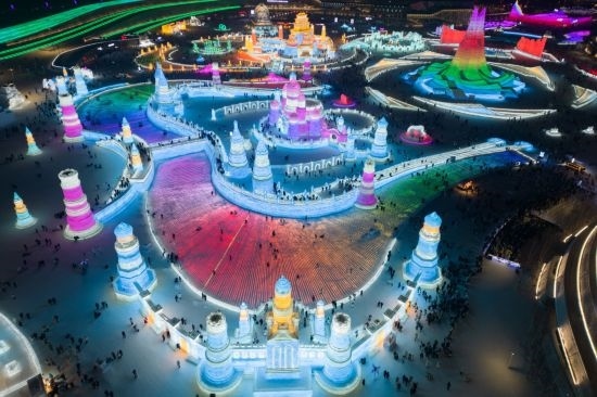 2024年1月1日，來自世界各地的游客在哈爾濱冰雪大世界園區(qū)內(nèi)游玩（無人機照片）。