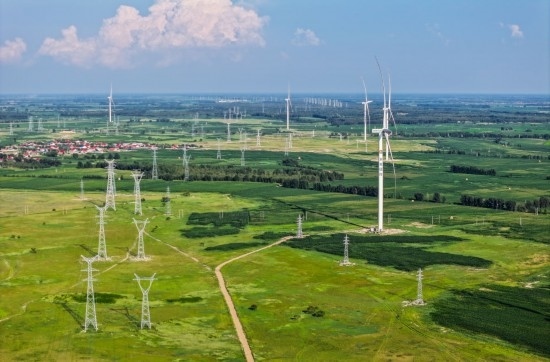 這是2024年7月19日拍攝的內(nèi)蒙古通遼238萬千瓦風電項目（無人機照片）。此項目每年可將75億千瓦時清潔電能經(jīng)扎魯特—青州±800（千伏）直流特高壓外送通道送至山東地區(qū)消納，相當于滿足受端地區(qū)超過300萬戶居民家庭用電需求，節(jié)約標煤261萬噸，減少二氧化碳排放634萬噸。